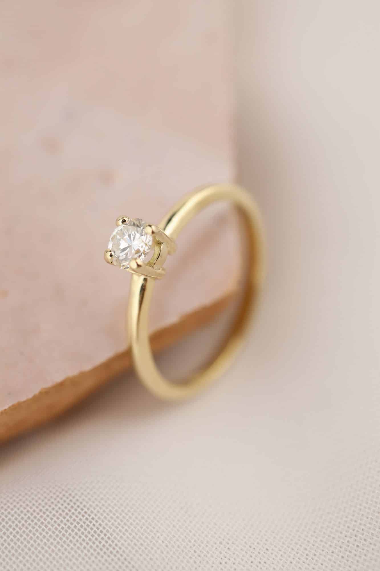 klassieke gouden ring met diamant