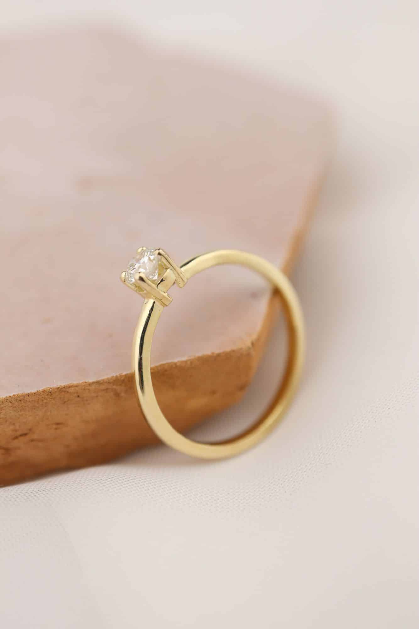 klassieke gouden ring met diamant - Afbeelding 3