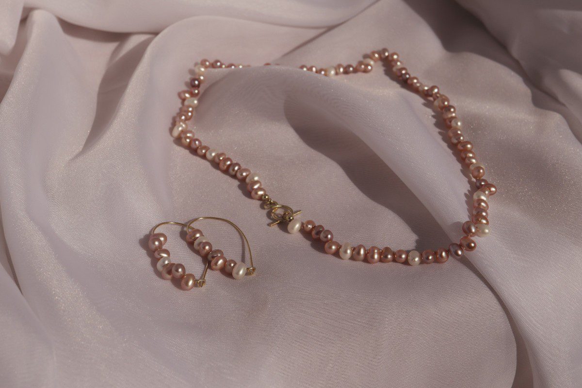 Collier met mixcoloured zoetwaterparels en handgesmede kapitohl sluiting - Afbeelding 2