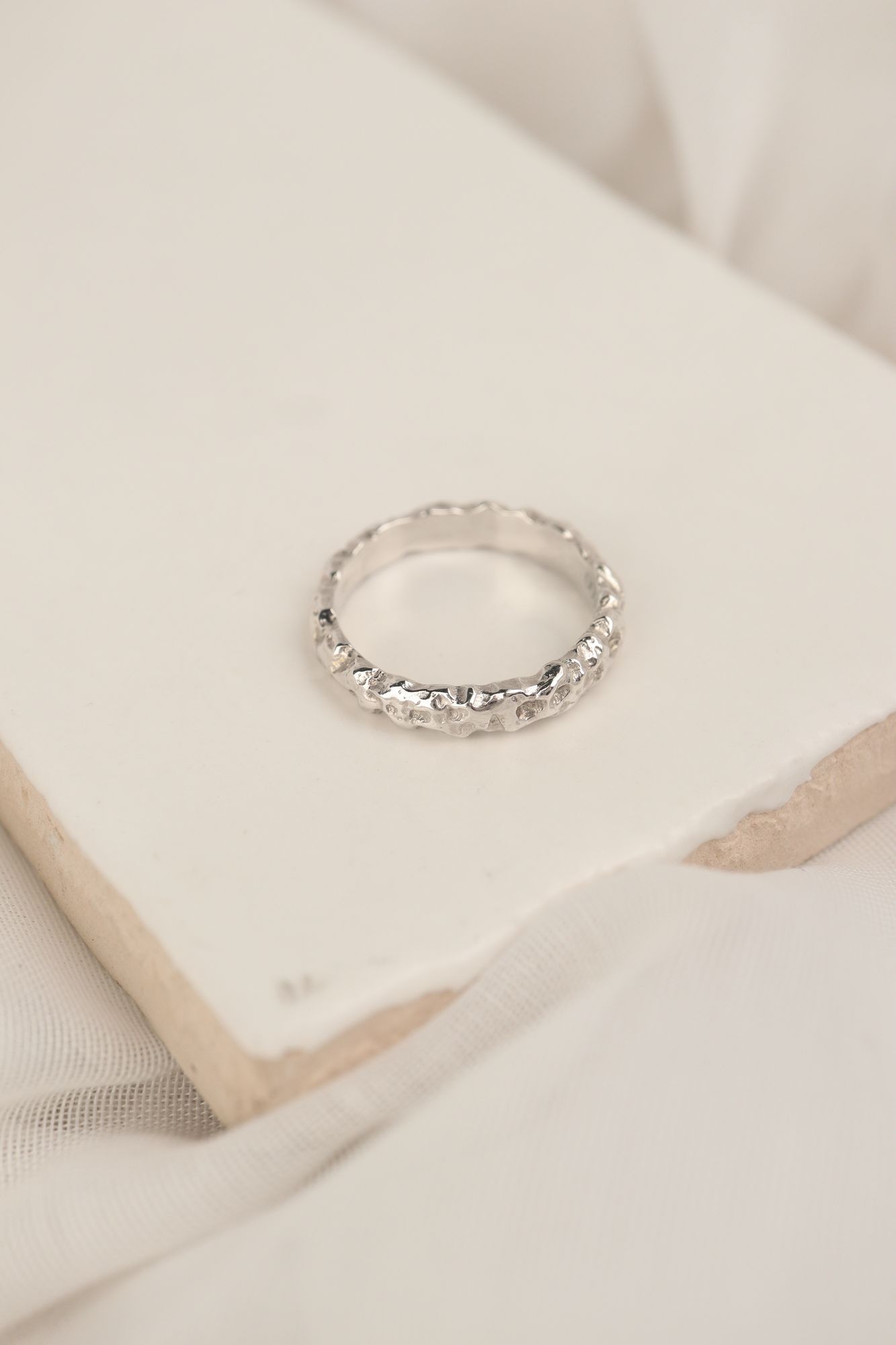 Wit gouden ring met bubbel structuur