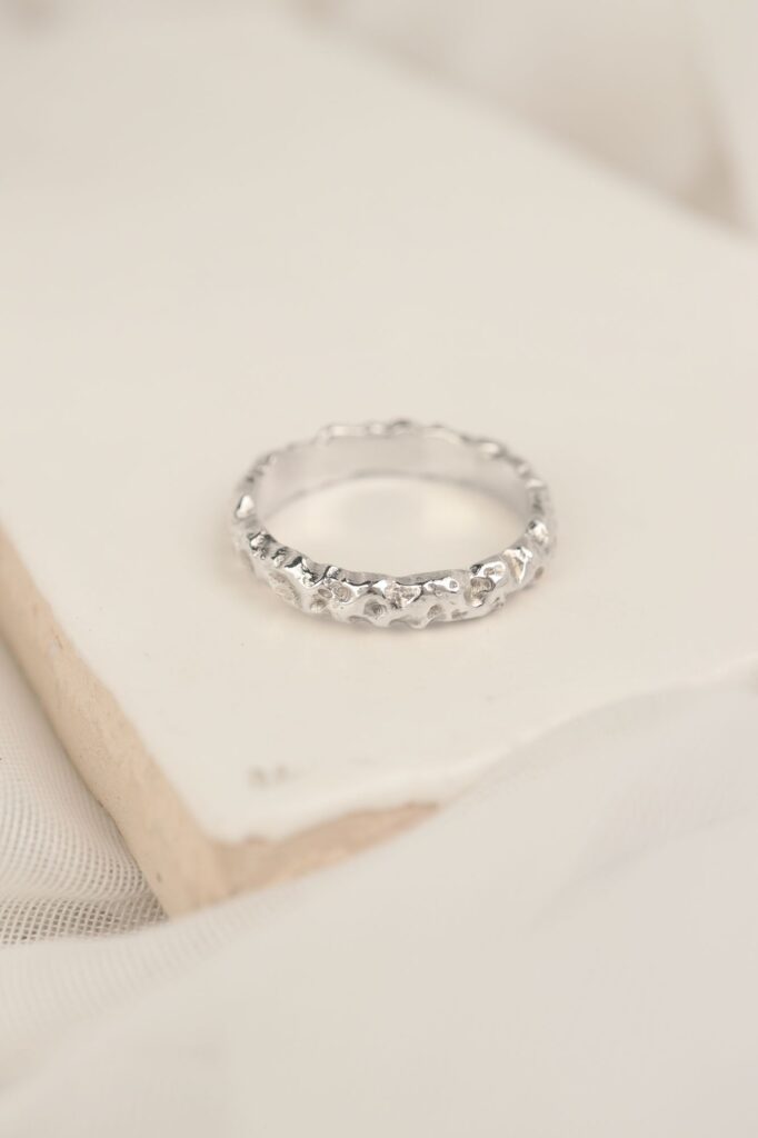 Wit gouden ring met bubbel structuur