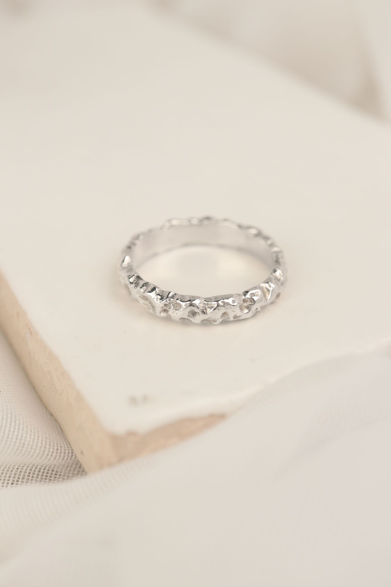 Wit gouden ring met bubbel structuur