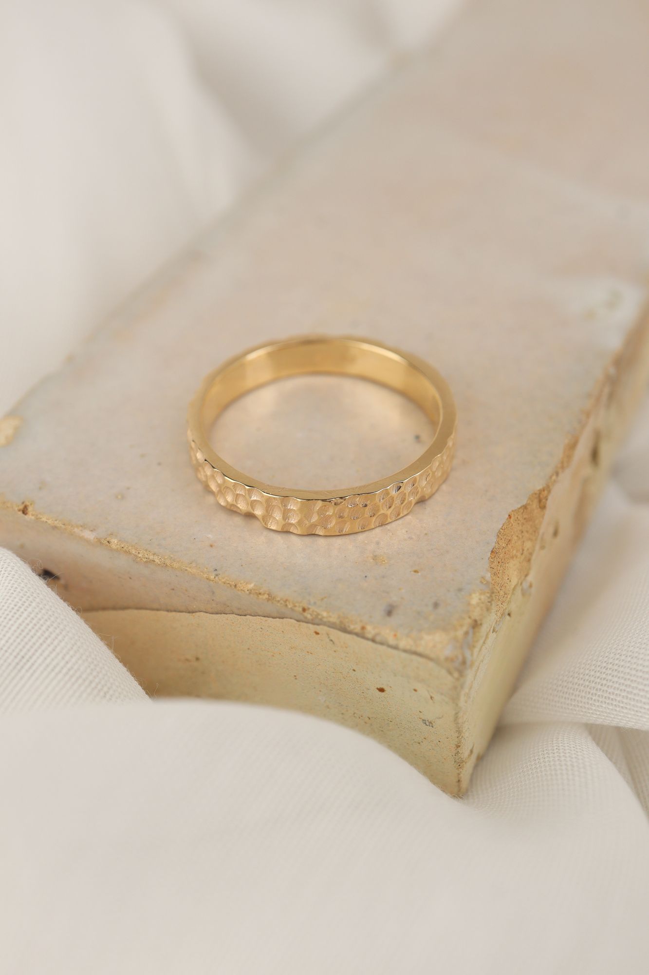 geelgouden ring met kuiltjes structuur