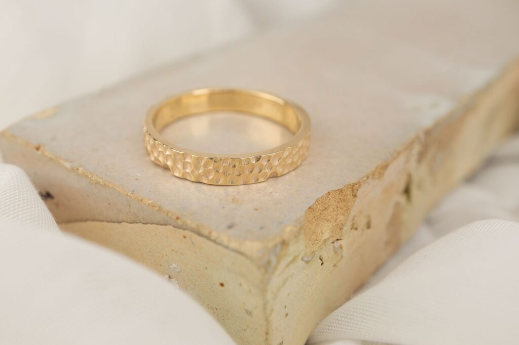 geelgouden ring met kuiltjes structuur