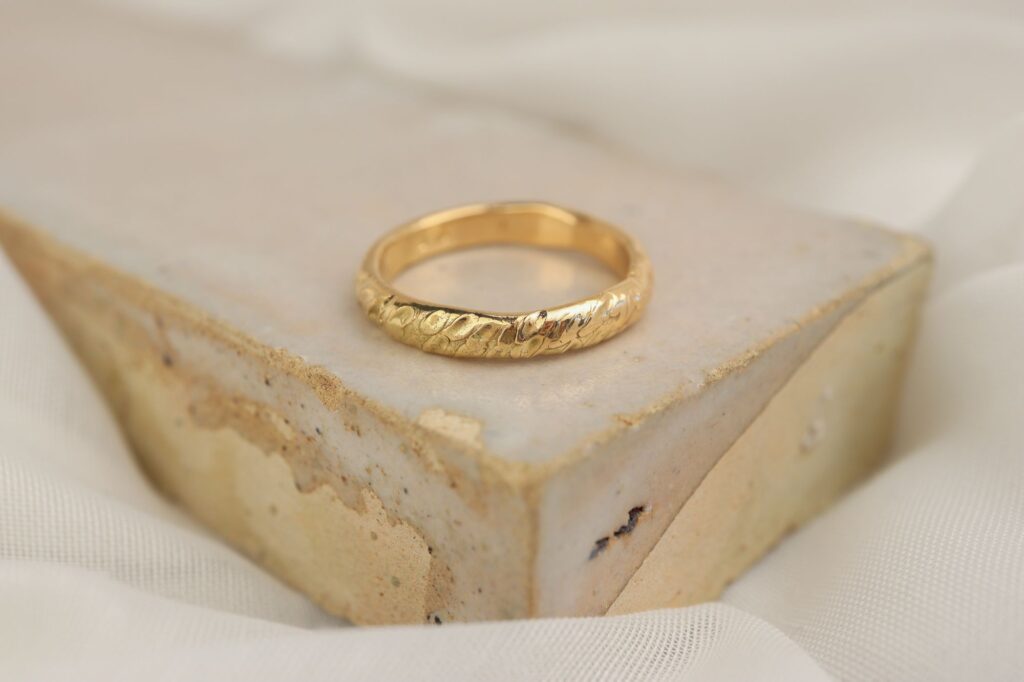 Organische ring 18 kt met streepjes