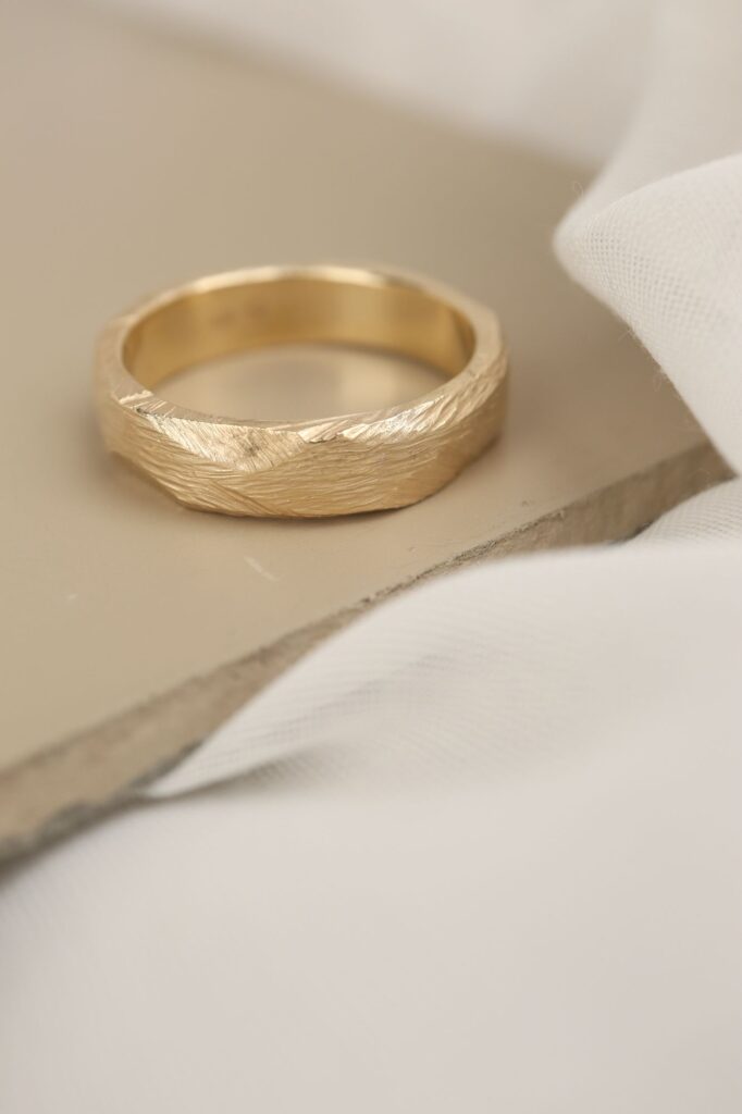 Gouden ring met grove structuur