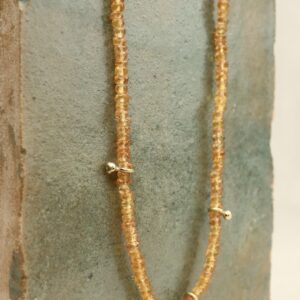 Gele saffier collier met 18 karaats gouden balletjes