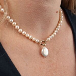 Parelketting met witte barok parel hanger en parelclip sluiting