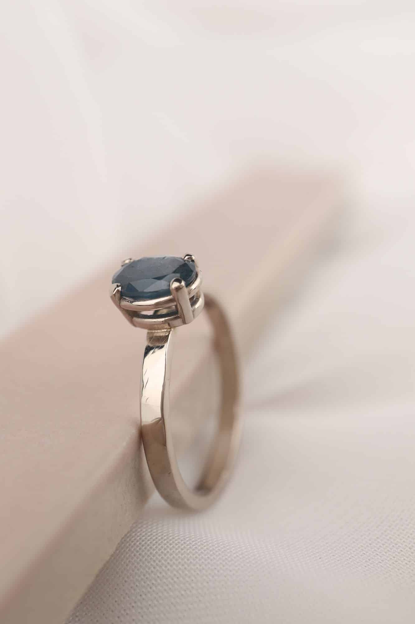 Witgouden ring met ovale saffier - Afbeelding 2