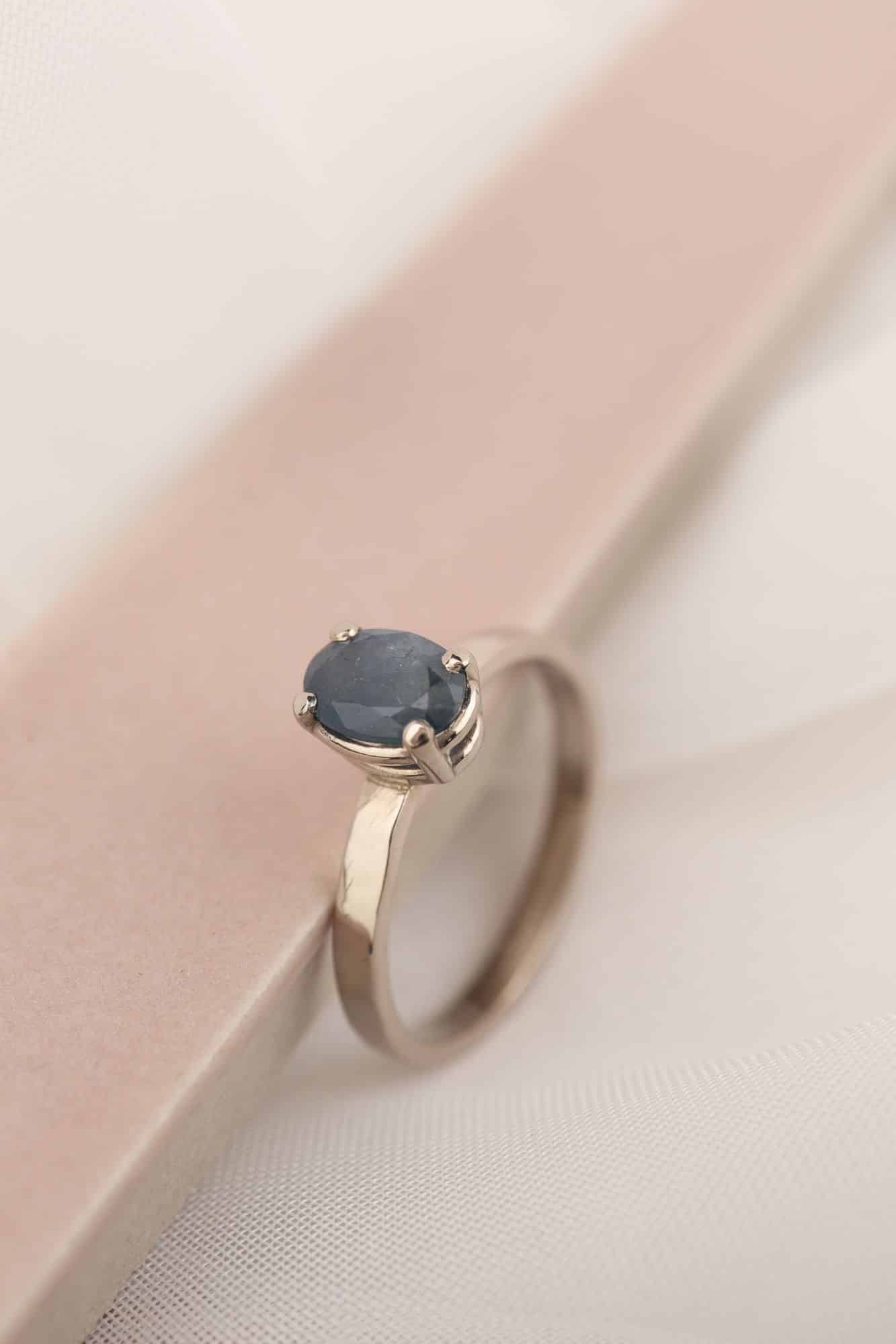 Witgouden ring met ovale saffier - Afbeelding 3