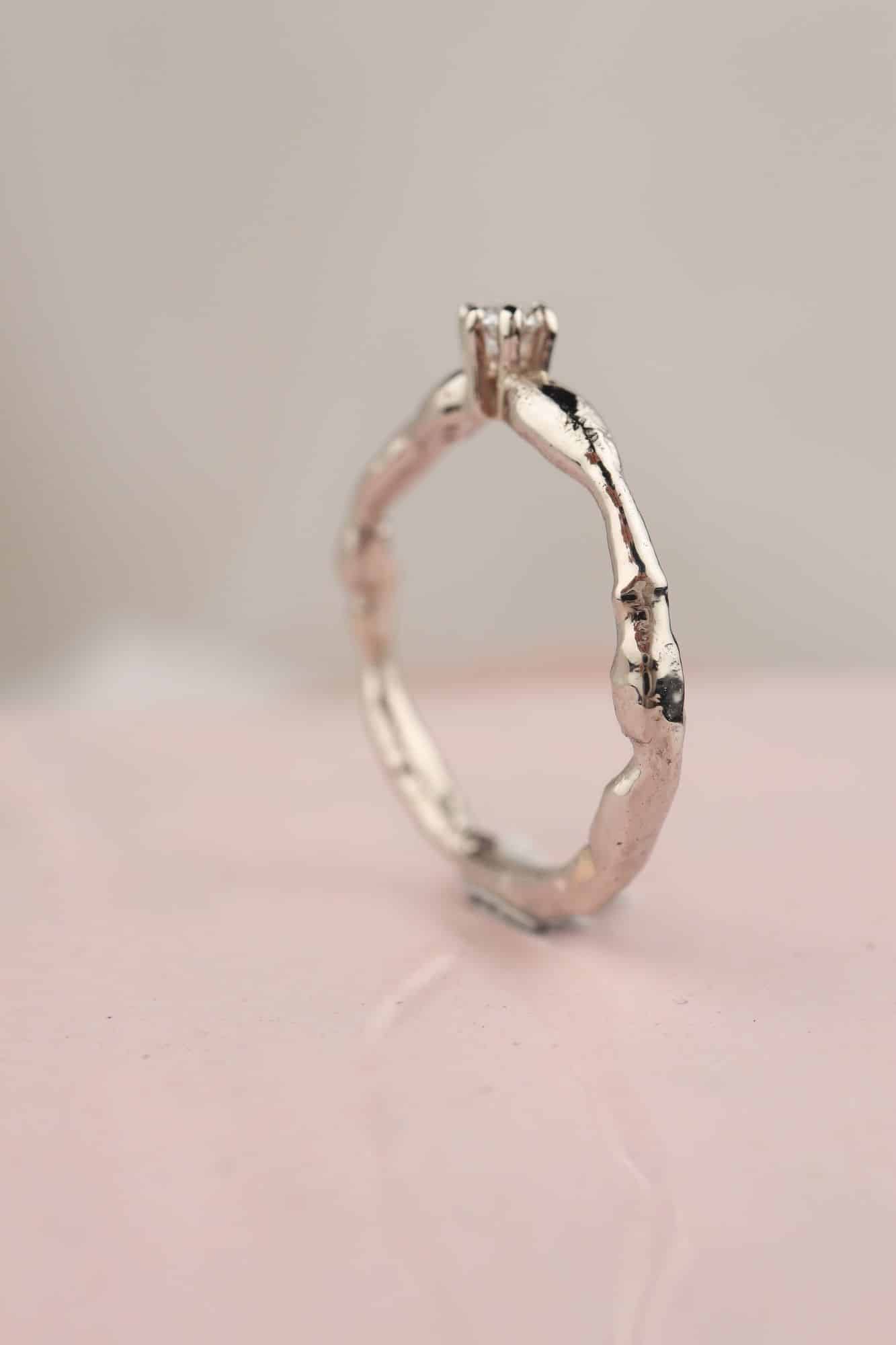 Bijzondere witgouden ring met organische vorm en diamant - Afbeelding 2