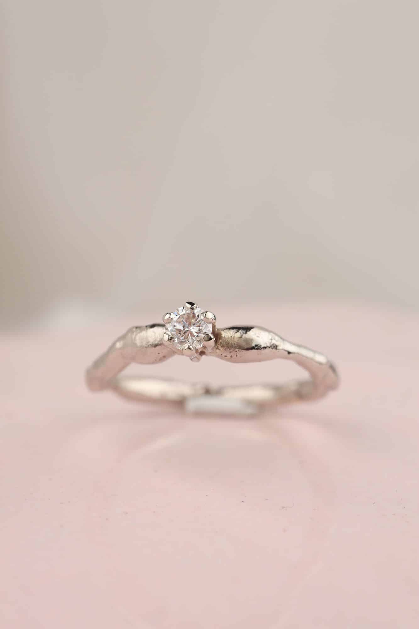 Bijzondere witgouden ring met organische vorm en diamant - Afbeelding 3