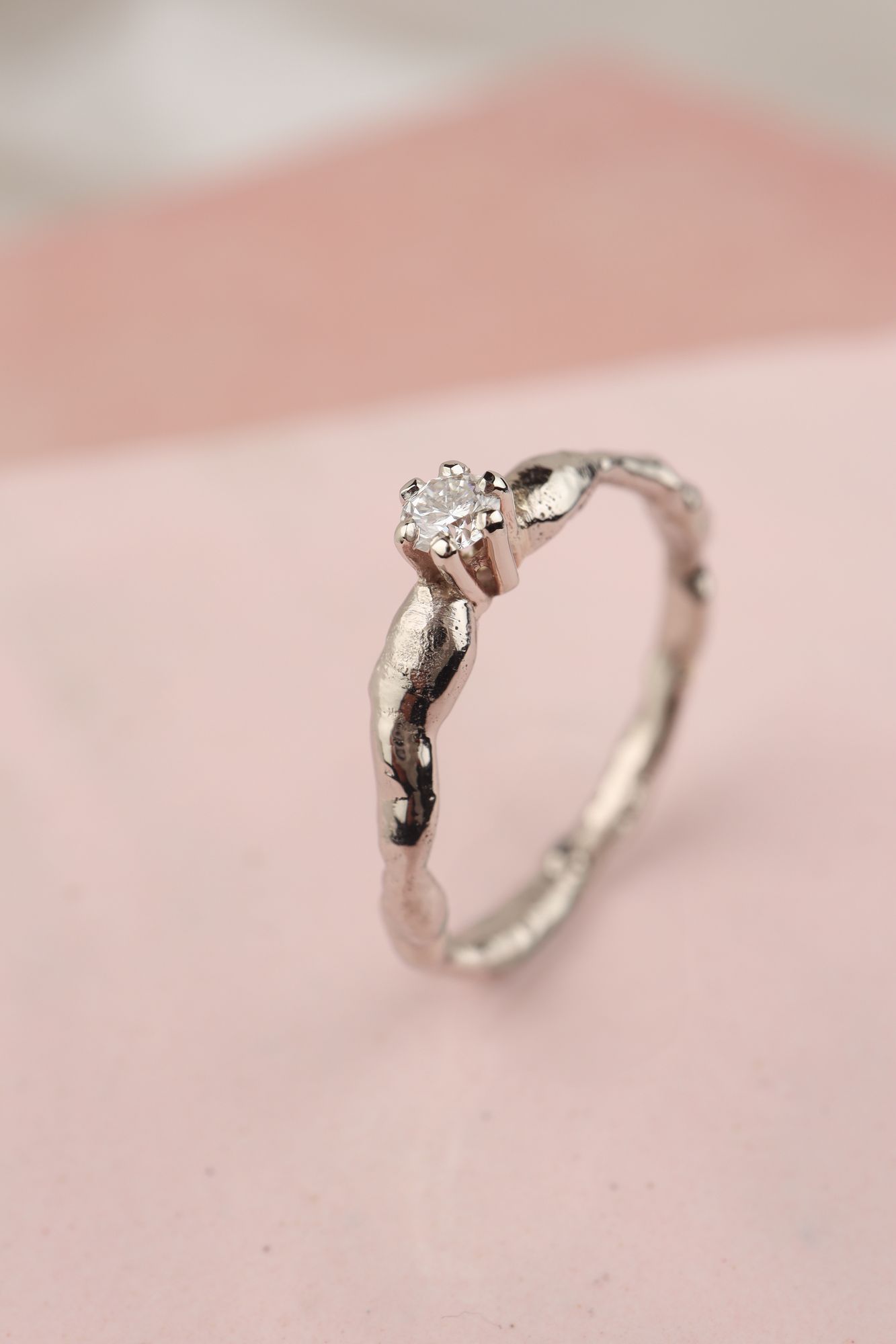 Bijzondere witgouden ring met organische vorm en diamant