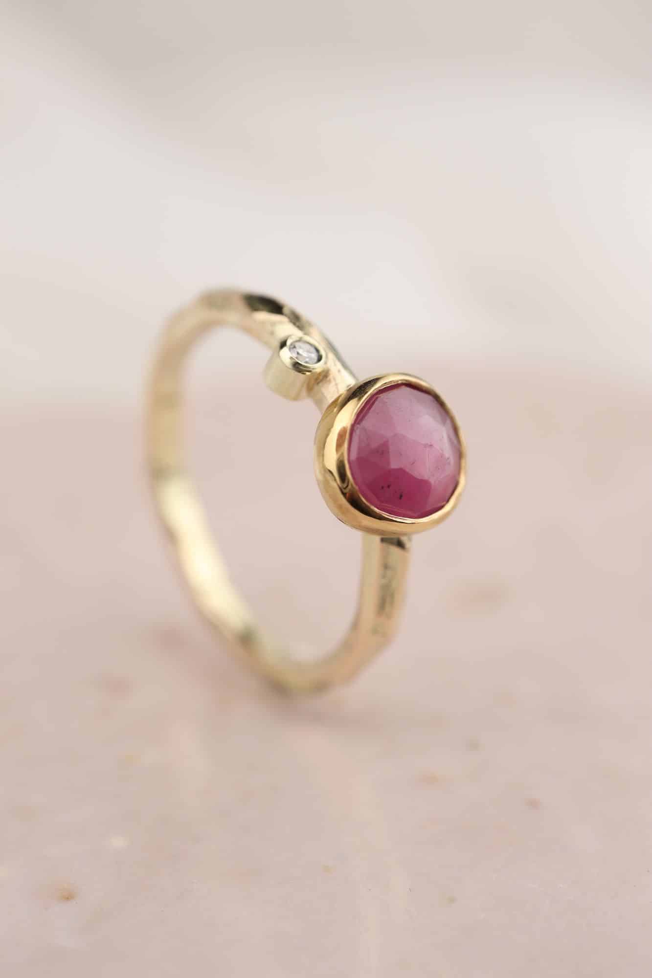Geelgouden facetjes ring met robijn en diamant