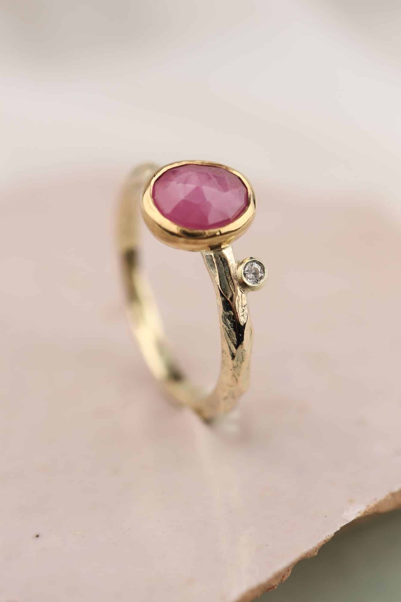 Geelgouden facetjes ring met robijn en diamant - Afbeelding 2