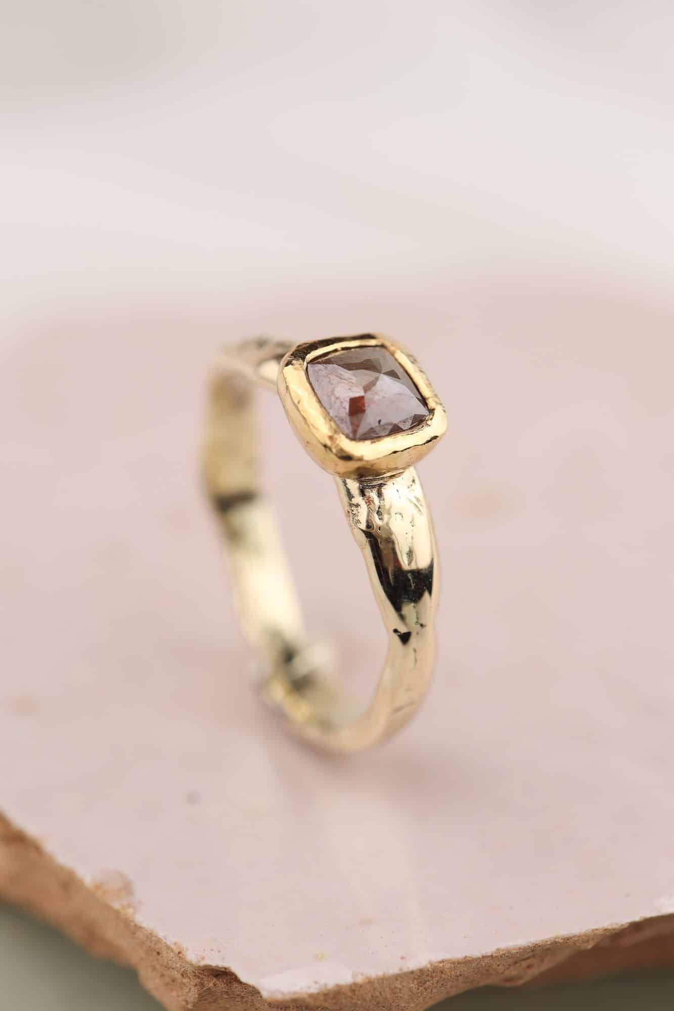 Geelgouden ring met organische vorm en vierkante diamant