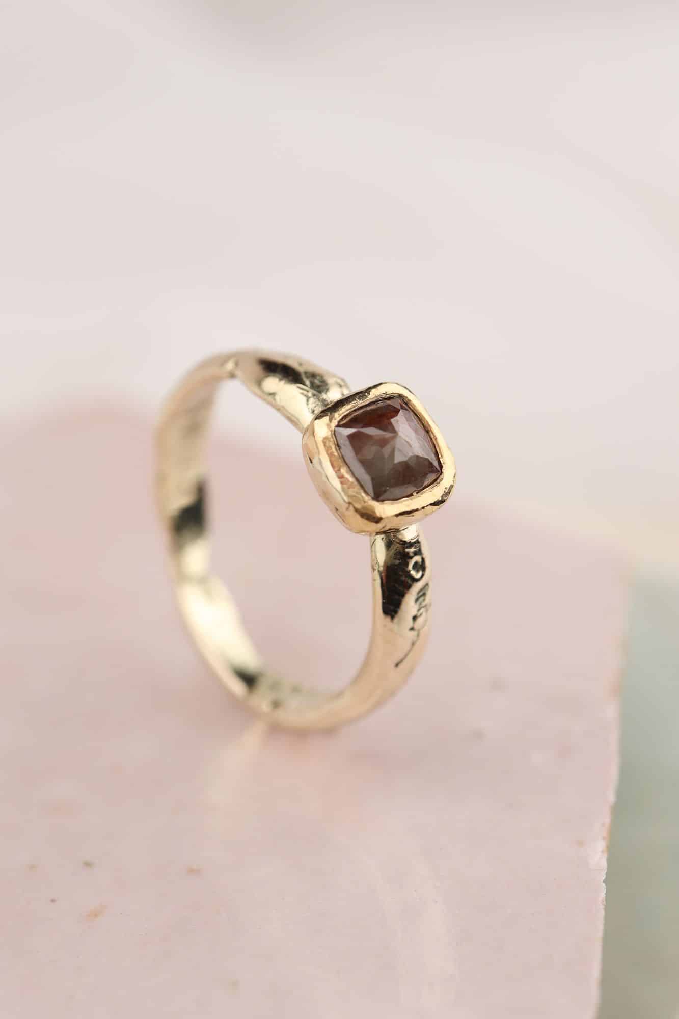 Geelgouden ring met organische vorm en vierkante diamant - Afbeelding 2