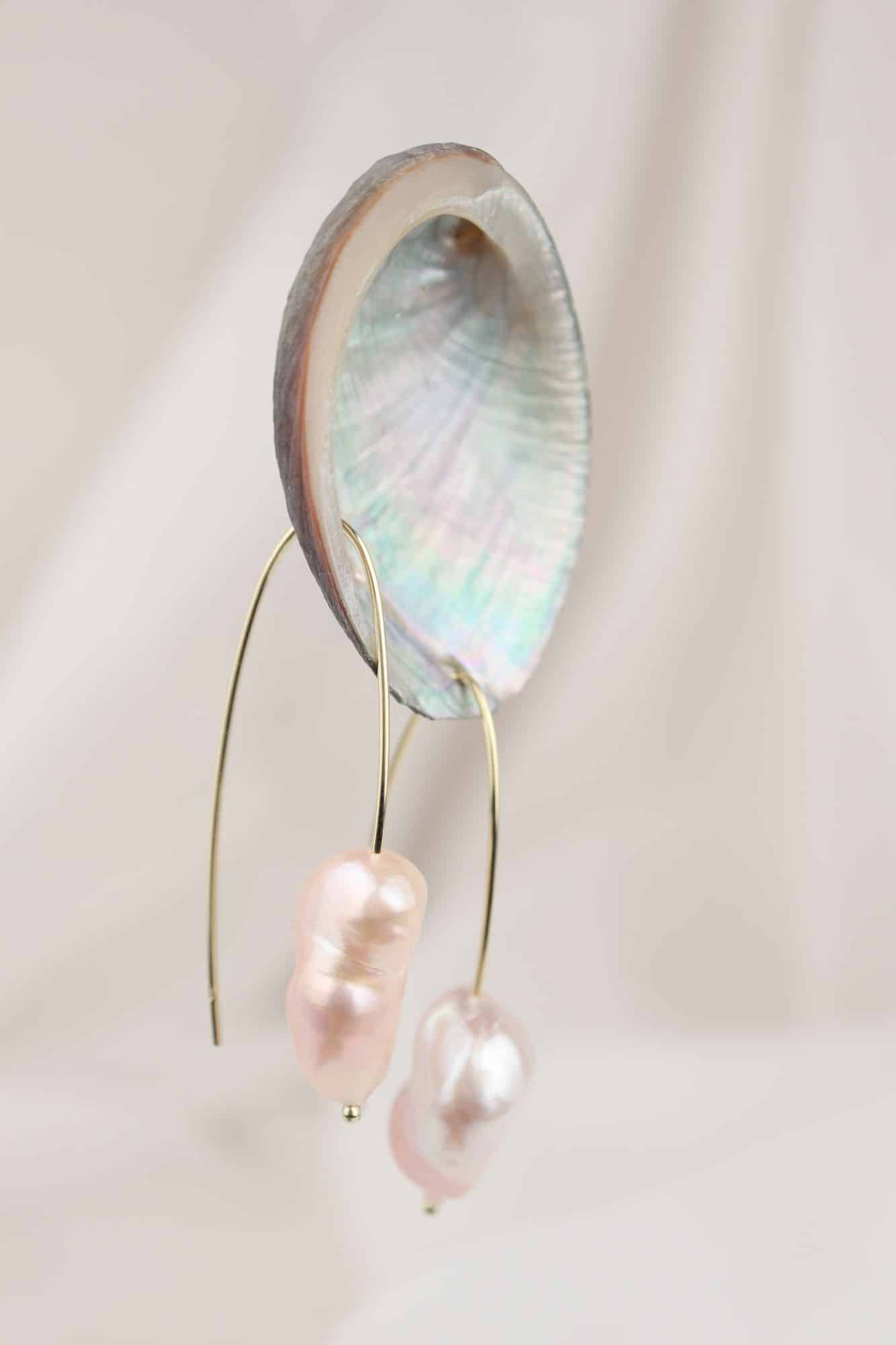 Geelgouden oorbellen met marshmallow parels