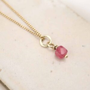 geelgouden hanger roze kubus spinel