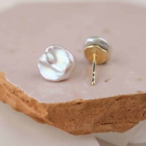 Gouden oorstekers met lichtblauwe parel