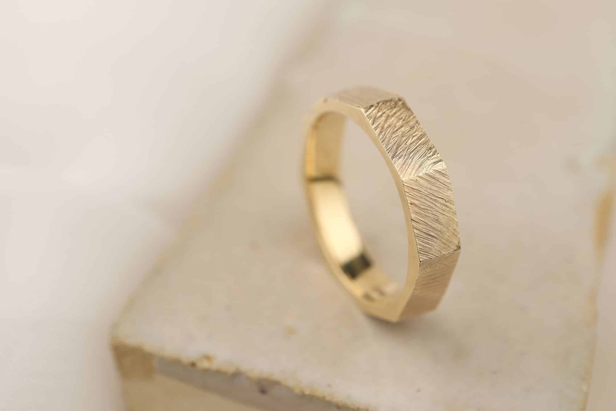 Kai - stoere gouden ring met structuur