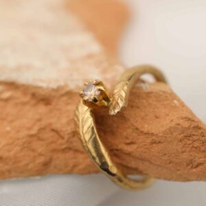 Kara - bladerenring met chocoladekleurige diamant
