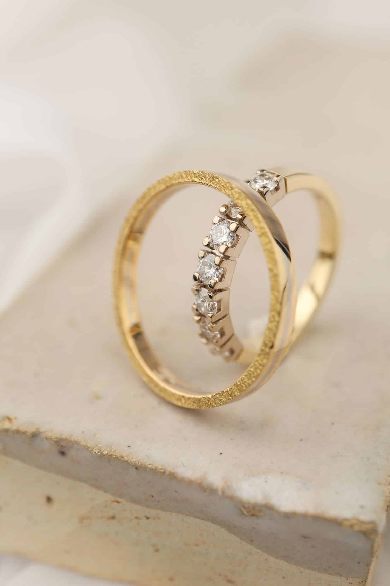Handgemaakte bicolor trouwringen met diamanten