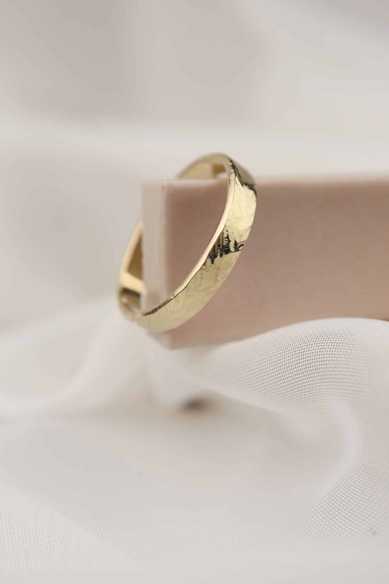 gouden ring met visgraat hamerslag