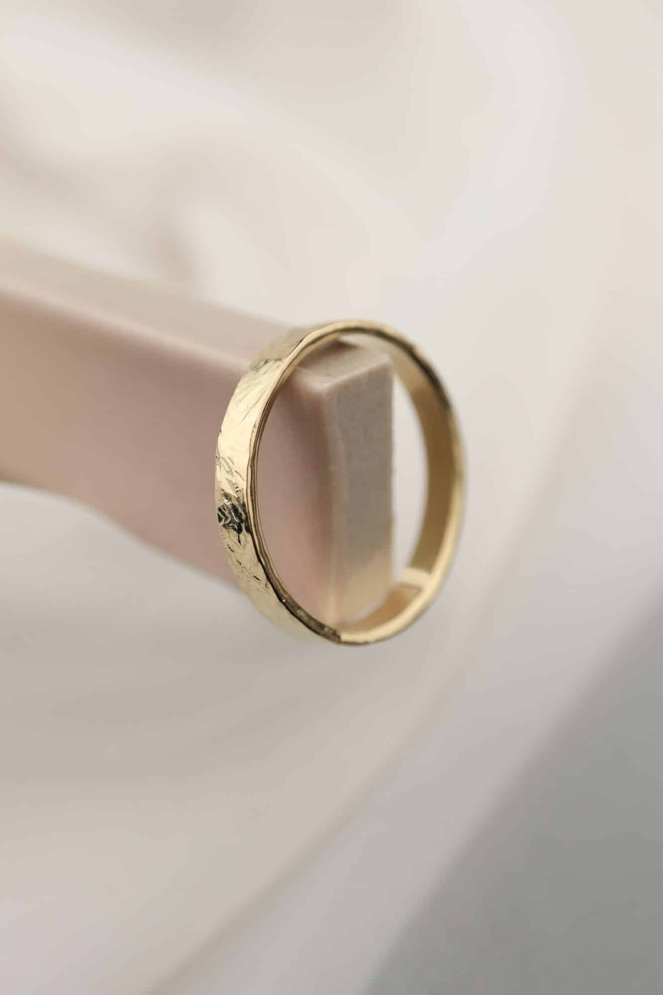 gouden ring met visgraat hamerslag - Afbeelding 2