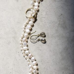 Witte zoetwaterparel collier asymmetrisch