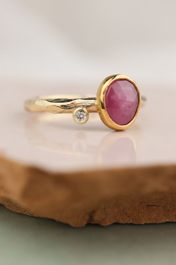 gouden ring organisch met saffier