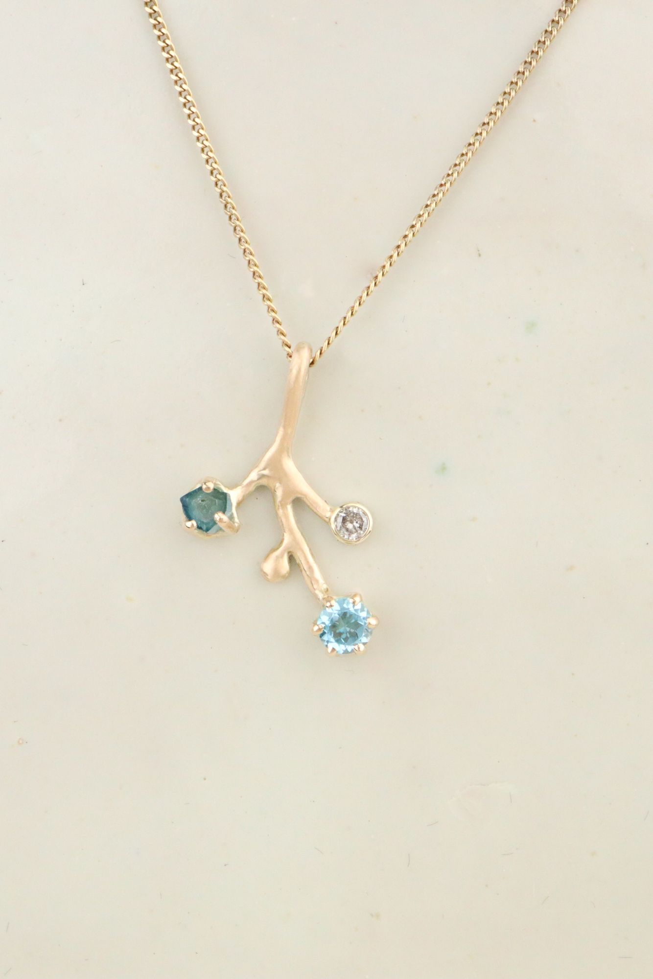 gouden hanger met edelstenen