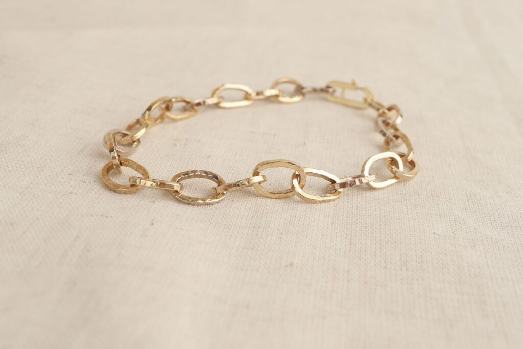 gouden armband met structuur