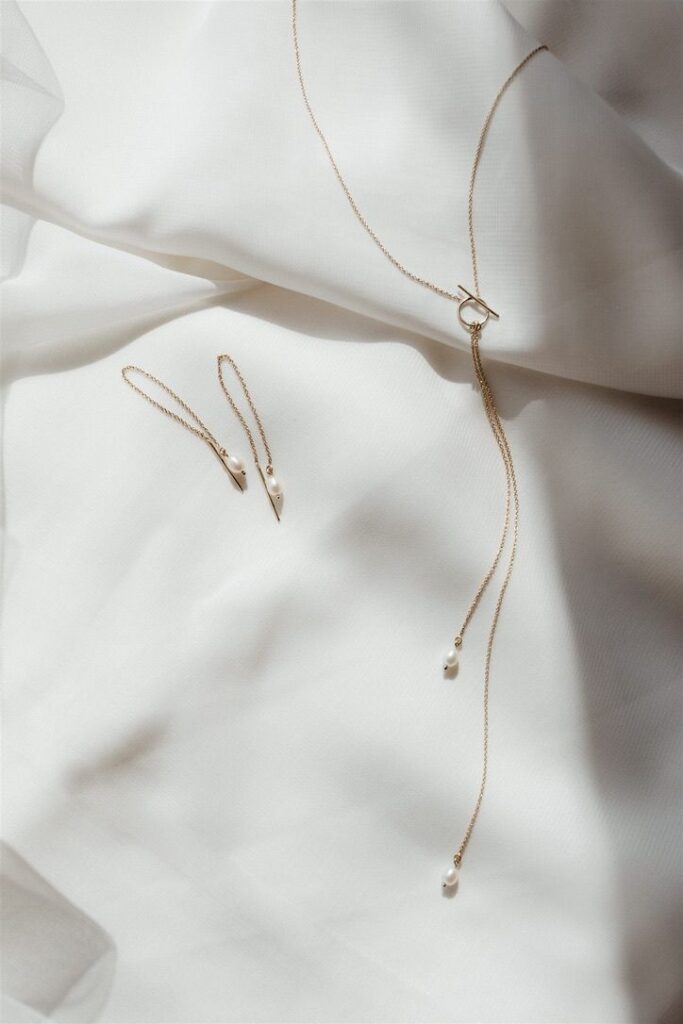 gouden oorhangers en collier bruiloft