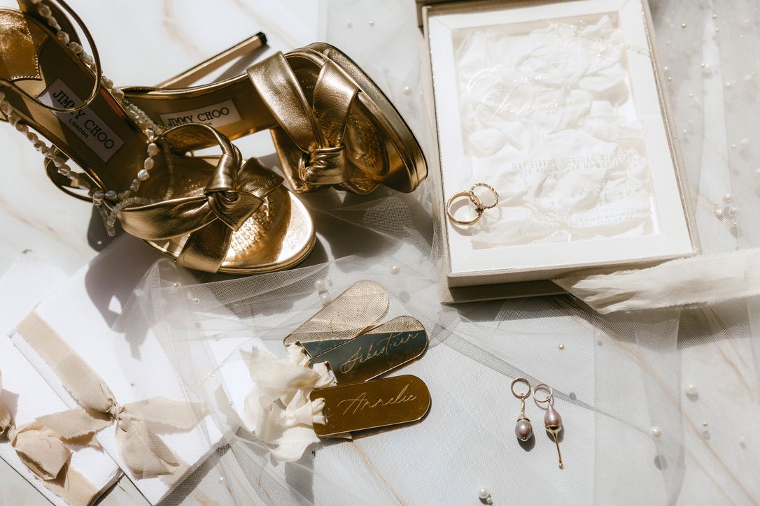 bruiloft flatlay sieraden goud