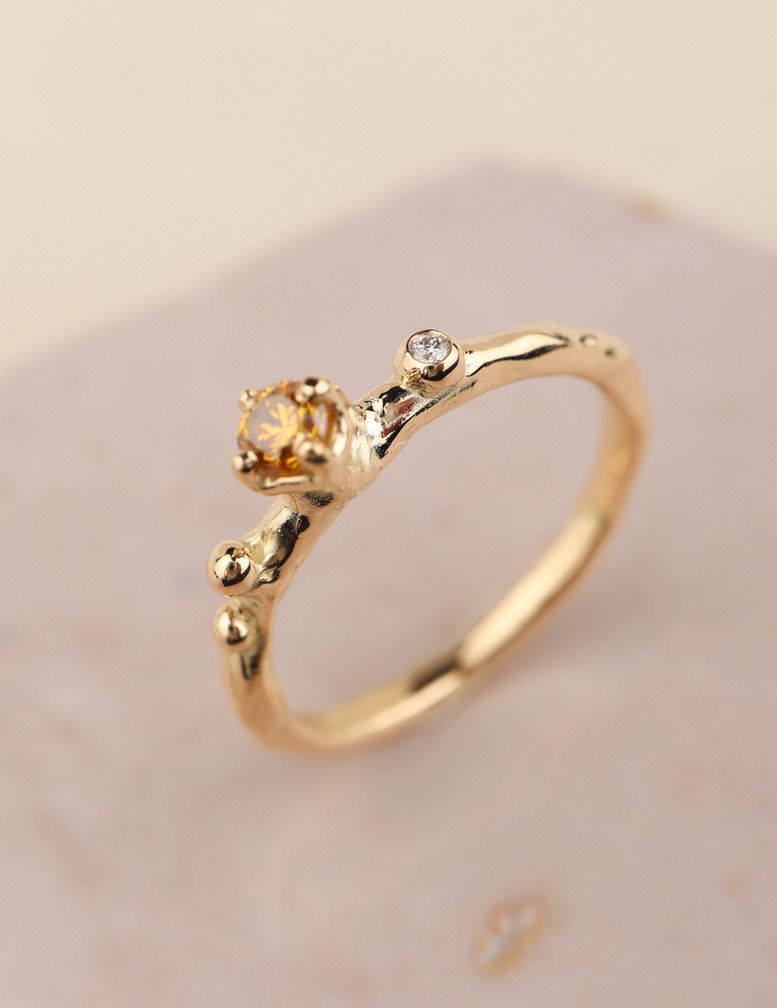 verlovingsring met diamant in kleur en organische structuur