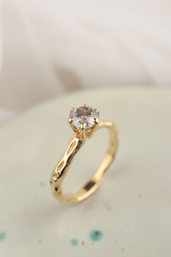 organische verlovingsring met diamant