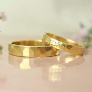 Gouden trouwringen set gehamerd