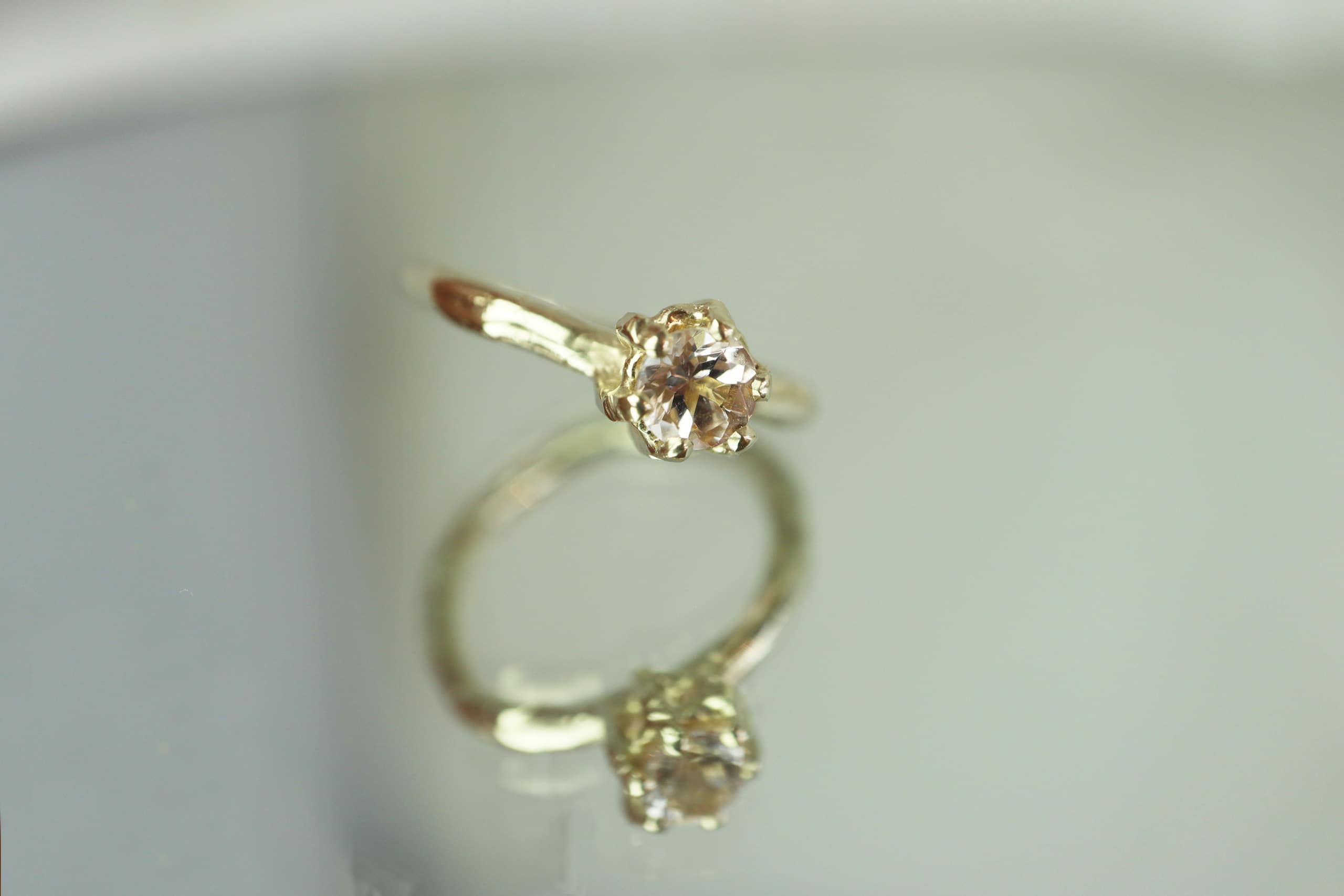 Organische gouden ring met roze morganiet