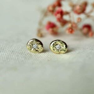 gouden oorstekers met diamantjes