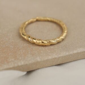geelgouden ring met gedraaide vorm