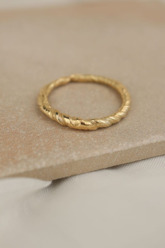 geelgouden ring met gedraaide vorm