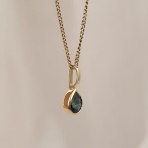 geelgouden hanger met peervormige saffier
